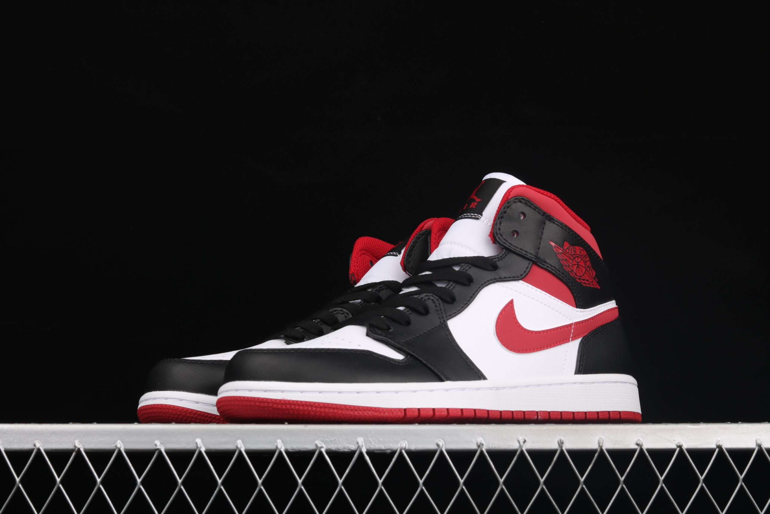Buty Nike Air Jordan 1 Black-Red 554724-122 - obrazek 3